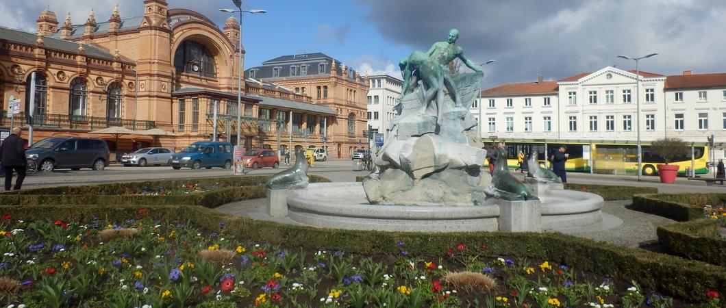 Pünktlich zu Ostern werden die Brunnen und Wasserspiele in der Landeshauptstadt Schwerin wieder Gäste und Einheimische erfreuen. Der Eigenbetrieb SDS beauftragte eine Firma, die Arbeiten für die Inbetriebnahme der elf Brunnen und Wasserspiele in der Land