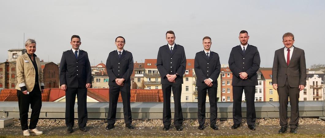 Berufsnachwuchs für die Schweriner Feuerwehr:  Anton Renger, Felix Gaeth und Kevin Behrns haben heute aus den Händen von Oberbürgermeister Rico Badenschier ihre Ernennungsurkunden zum Brandmeister-Anwärter erhalten.