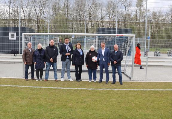 Knapp zwei Jahre nach dem ersten Spatenstich wurde heute der neue Naturrasenplatz im Sportpark Lankow durch Oberbürgermeister Rico Badenschier zur Nutzung übergeben.