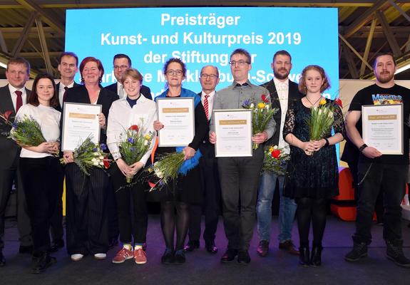 Noch bis zum 31. Oktober 2020 können Vereine, Verbände, Institutionen, Kommunen und Einzelpersonen ihre Anwärter für den diesjährigen Kunst- und Kulturpreis vorschlagen, der jährlich in Kooperation mit der Landeshauptstadt Schwerin vergeben wird.