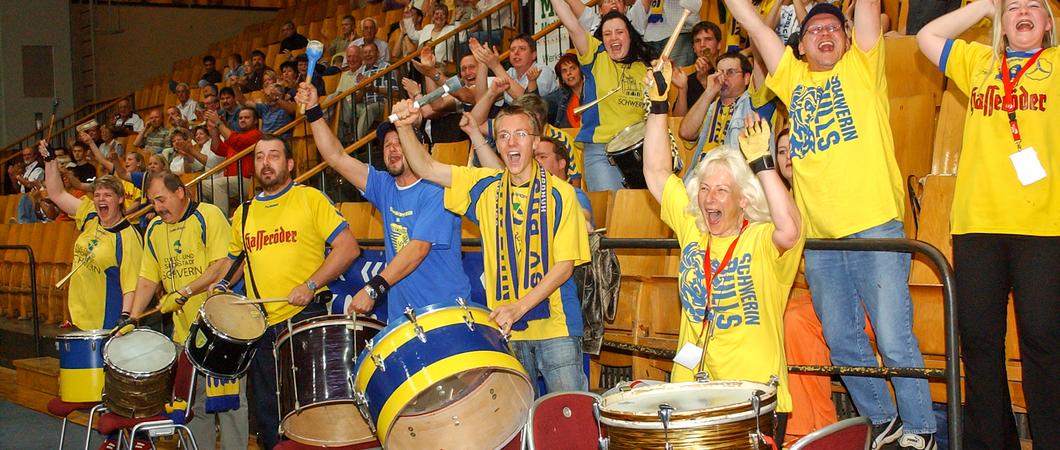 Die Mecklenburger Stiere setzen mit ihrer Aktion „Volle Halle“ und Aktionspreisen auf mehr Handballfans bei den Spielen.