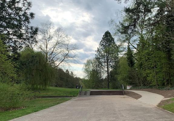 Die neue Rampe am Eingangsbereich des Waldfriedhofs