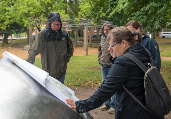 Katarina Dominka vom SDS (rechts) begutachtet die Entwürfe des Planungsbüros für den Wohngebietspark Bleicherufer