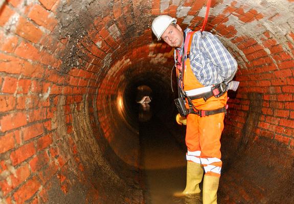 Der Kanal in der August-Bebel- Straße gehört mit einem Durchmessser von 1,80 Meter zu den größten in Schwerin. Um in diesem Bereich die Folgen möglicher Starkregenereignisse so gering wie möglich zu halten, hat die SAE eine zusätzliche Reinigung des Kanal