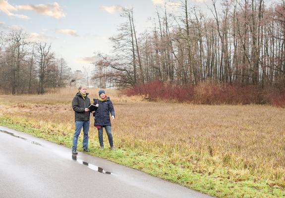 Saisonvorbereitung: SDS-Bereichsleiter Nonno Schacht (l.) und Britta Gronewold von der Unteren Naturschutzbehörde besprechen die Pflegemahd für den Sommer am Franzosenweg