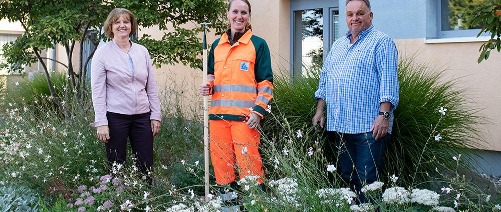 SDS-Werkleiterin Ilka Wilczek (l.) und Ulf Gräfner (r.), Technischer Sachbearbeiter und Ausbildungsleiter Öffentliches Grün, heißen Natalie Koop im Unternehmen willkommen