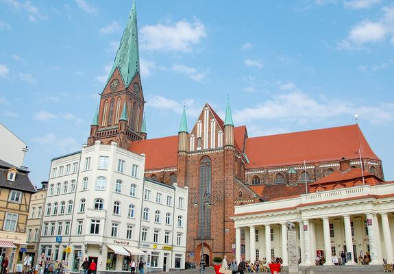 Er ist die echte einzige Kathedrale des Landes Mecklenburg- Vorpommern und buchstäblich überragend.