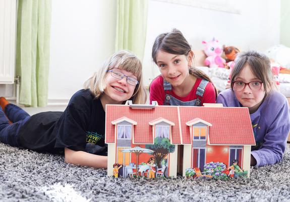 Lisa, Lena und Anna-Lena (v.l.) lachen fröhlich in die Kamera und fühlen sich wohl in der AWO-Einrichtung, Foto: maxpress