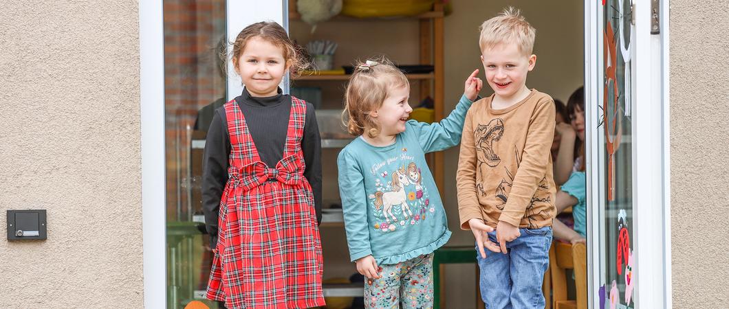 Für Valeria, Louisa, Niklas (v.l.) und die anderen Kinder ist die Bauzeit der Kita spannend, Fotos: maxpress