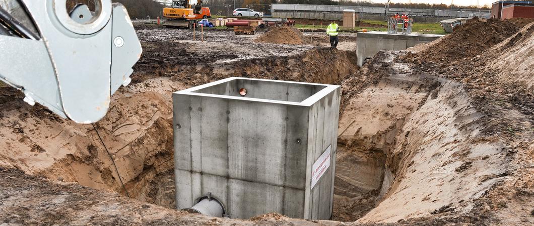 Für eine notwendige Sanierung der Betonrohre, die gereinigtes Abwasser aus der Kläranlage in die Vorflut leiten, entsteht derzeit ein neues Pumpwerk auf dem Gelände der Kläranlage in Schwerin-Süd.