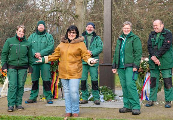 Die Mitarbeiterinnen und Mitarbeiter auf dem Alten Friedhof verabschieden Martina Stanelle (Mitte) in den Ruhestand