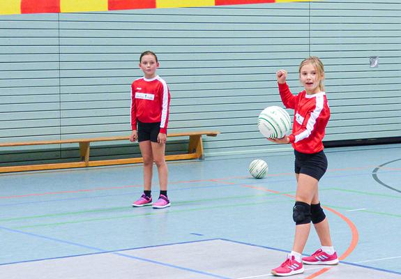 Zwischen den Berührungen darf der Ball einmal auf dem Boden aufkommen und die Spieler dürfen ausschließlich eine Faust benutzen