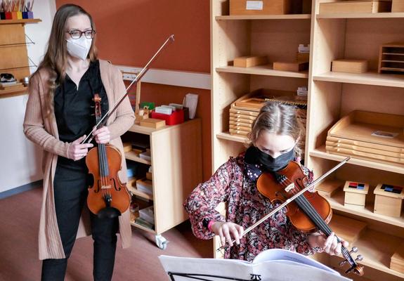 Musiklehrerin Saskia Rohde unterrichtet donnerstags in einem ergänzenden schulischen Angebot Maxi beim Geigenspiel