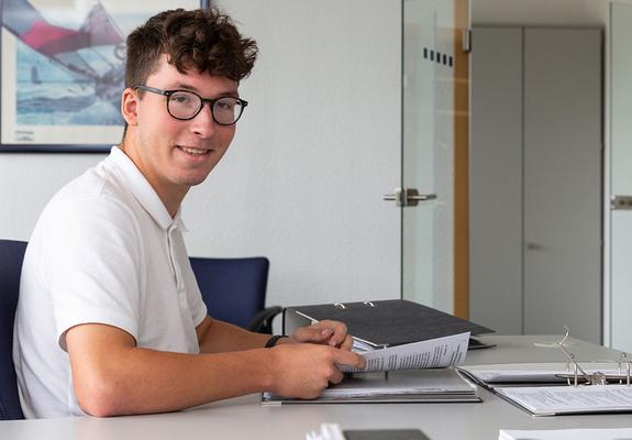 Christopher-Daniel Marquardt hat seine Ausbildung zum Kaufmann für Büromanagement begonnen und lernt dabei alle Unternehmensbereiche kennen