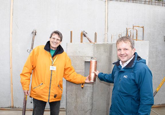 Volker Tremel und Oberbürgermeister Rico Badenschier legen den Grundstein