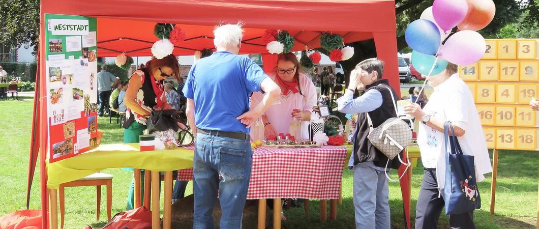 Es gibt einen guten Grund, jetzt den Kalender aufzuschlagen und sich den nächsten Termin einzutragen. Am Samstag, 25. Juni, von 14 bis 18 Uhr findet nämlich das Stadtteilfest der Schweriner Weststadt statt. Mit dabei ist auch das Netzwerk für Menschen