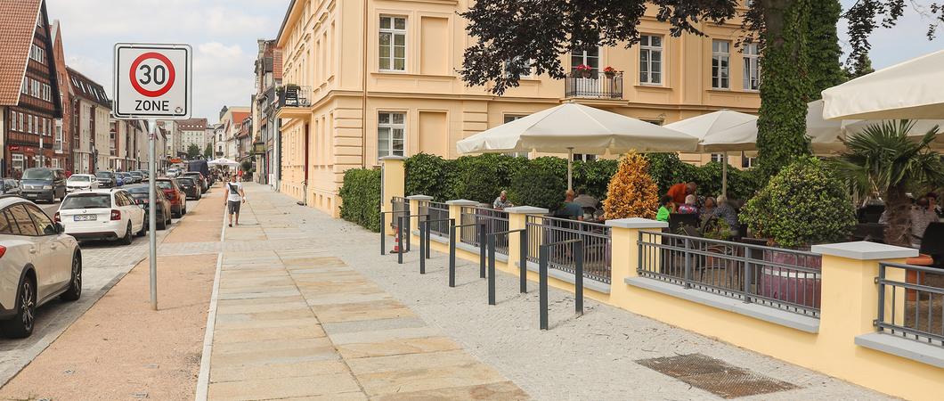 Schon vor zwei Jahren haben die Bauarbeiten in der wunderschönen Straße der Altstadt begonnen.