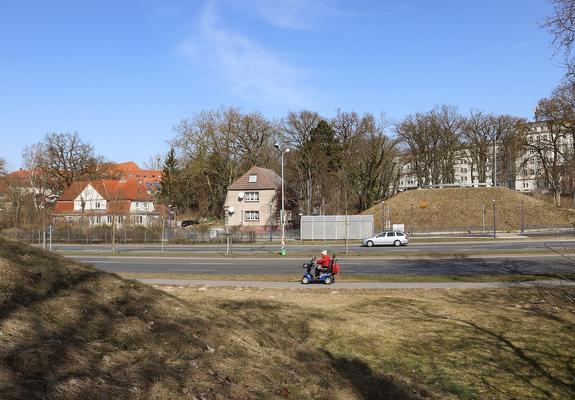 Die Stadt plant den Neubau einer Radwegbrücke über die Ludwigsluster Chaussee im Zuge der Stadionstraße. Die Vorlage zu einem entsprechenden Grundsatzbeschluss wurde am Dienstagabend erstmals im Hauptausschuss der Stadtvertretung beraten.