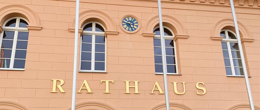 Sie leuchtet mit ihren goldenen Zeigern. Sie zeigt den Händlern auf dem Markt, wann sie Feierabend machen können. Sie signalisiert den Paaren, die sich im Rathaus das Jawort geben: Gleich gehts los oder zeigt den Handwerkern die Zeit zur Mittagspause an.