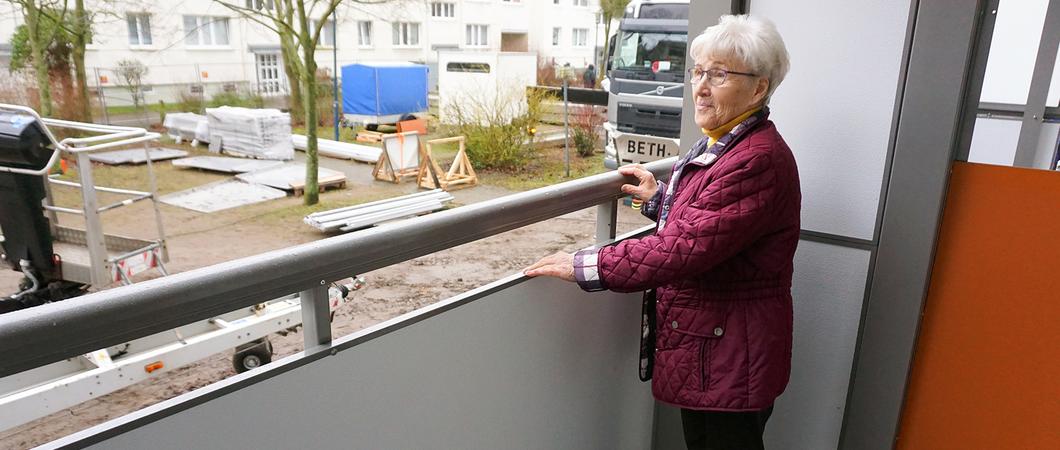 Die Fassade strahlt durch einen frischen Farbanstrich und die neuen Anbauten fallen sofort ins Auge: 55 Balkone sind in den vergangenen Monaten montiert worden und erweitern so die vorherigen Loggien.