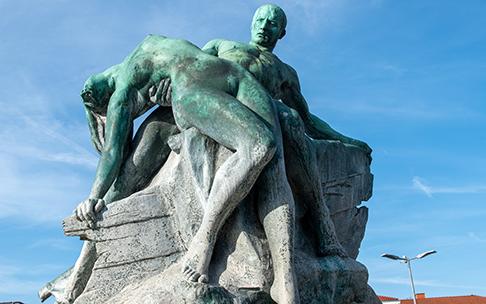 Skulptur-Denkmal-Rettung-aus-Seenot-Grunthalplatz-Schwerin c maxpress liste