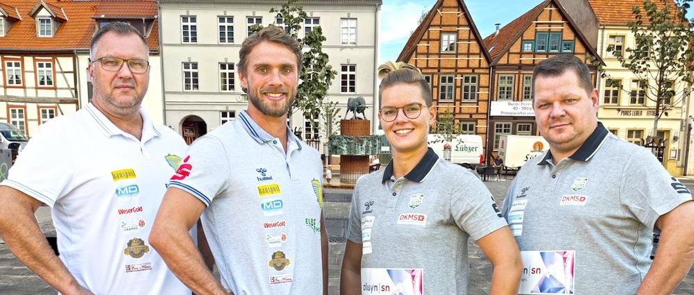 Am 11. August wird ein Event der besonderen Art dem Schlachtermarkt einheizen: Unter dem Slogan „Eine Stadt lebt… Handball“ präsentieren die Mannschaften der Mecklenburger Stiere und des SV Grün-Weiß eine Veranstaltung, die es so noch nicht gegeben hat