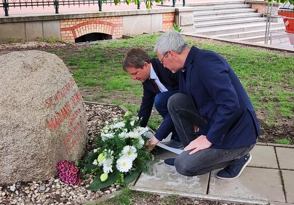 Am heutigen Montag, den 2. Mai 2022, jährt sich der Todestag von Marianne Grunthal zum 77. Mal. Die Landeshauptstadt erinnert daran mit einem Blumengebinde