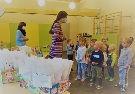 Die Leiterin des Kinder- und Jugendzahnärztlichen Dienstes Jasmine von Gadow und Prophylaxefachassistentin Liane Riese mit Kindern der „Dreescher Zwergstätten“