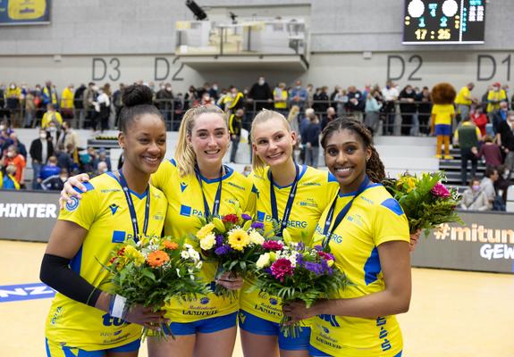 Kapitänin Femke Stoltenborg (30, Zuspiel), Denise Imoudu (26, Zuspiel), Symone Speech (24, Mittelblock) und Stephanie Samedy verlassen des SSC