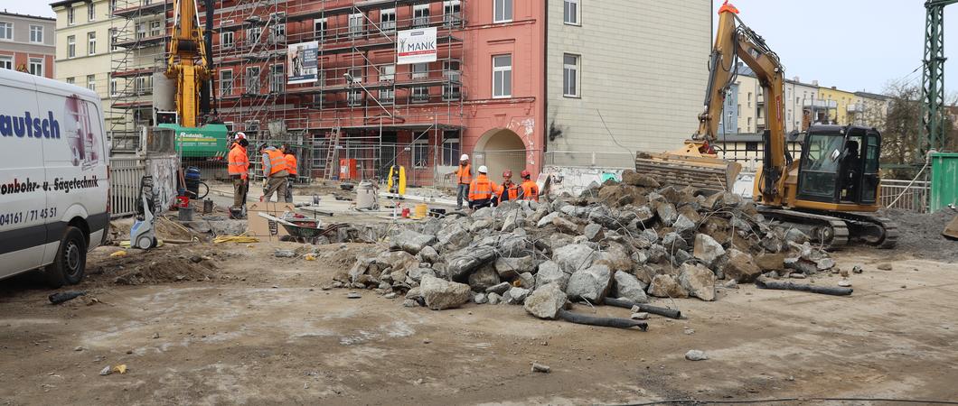 Durch den Abriss der Brücke Wallstraße müssen Anwohnerinnen und Anwohner von Freitag, den 25. März, bis Montag, den 28. März mit starker Lärmbelastung am Tag und in der Nacht rechnen