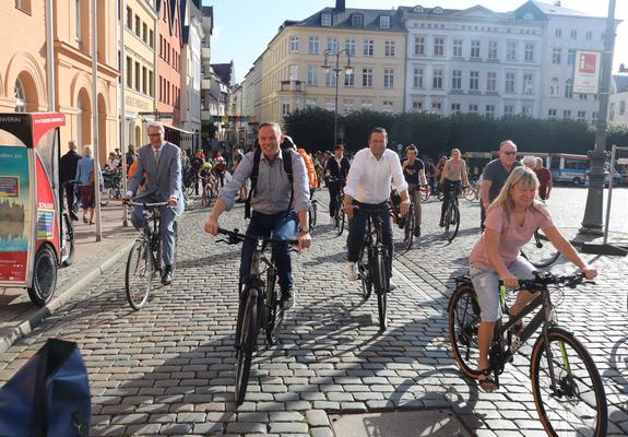 Vom 30. August bis 19. September 2021 ist es wieder soweit - Radeln für den Klimaschutz! Die Aktion STADTRADELN hat in Schwerin schon echte Tradition. Zum 8. Mal in Folge stellt sich Schwerin dem bundesweiten Wettbewerb