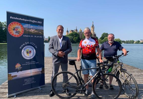 Sportdezernent Andreas Ruhl, Uwe Meinke (Radsportverband MV) und Eckhard Lamprecht (ADFC Schwerin, v.l.n.r.) freuen sich auf viele Besucher und tolle Touren, Foto: maxpress