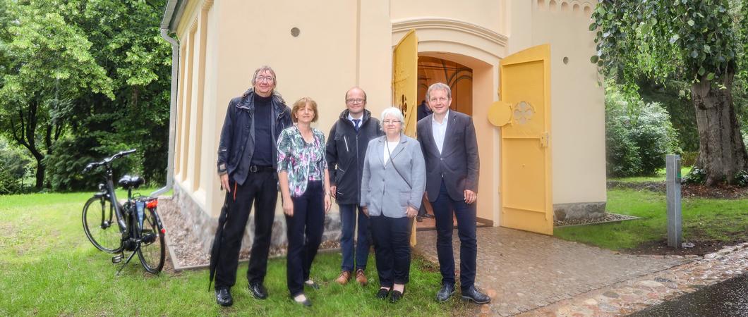 Der Alte Friedhof Schwerin ist voller Geschichte und Geschichten. Einst Gottesacker, wurde er vor genau 100 Jahren städtisch. Am 1. Juli 1922 trat ihn die Domkirche an die Stadt Schwerin gegen Zahlung eines stattlichen Geldbetrages ab.