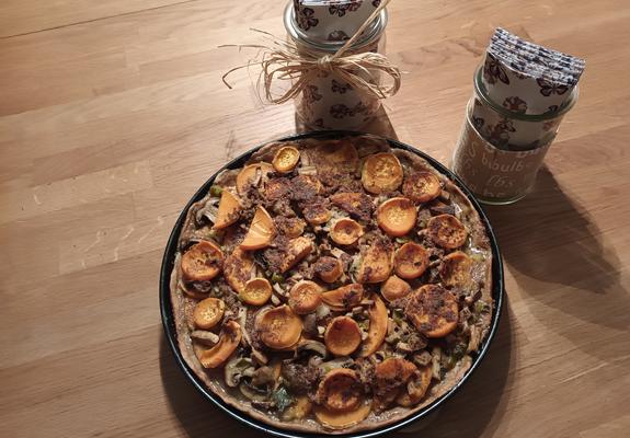 Eine herzhafter Kuchen mit Champignons, Süßkartoffeln und rauchiger Tofu-Note