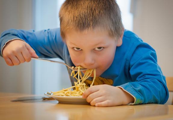 Vielen Kindern und Jugendlichen blieb seit Schließung von Kitas und Schulen der Zugang zur oft einzigen warmen Mahlzeit am Tag versperrt.