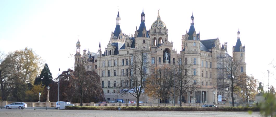 Mecklenburg-Vorpommern verschärft die Corona-Maßnahmen deutlich. Das Kabinett in Schwerin beschloss am Dienstag die Umsetzung der Beschlüsse der Ministerpräsidentenkonferenz vom vergangenen Donnerstag.