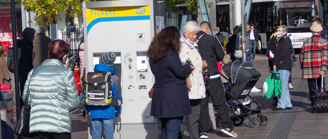 Zur Gegenfinanzierung sollte der Bürgermeister unter anderem mit der Landesregierung verhandeln, um das abrufbare Geld für den Schülerverkehr zukünftig als jährliche Pauschale an die Landeshauptstadt zu überweisen.