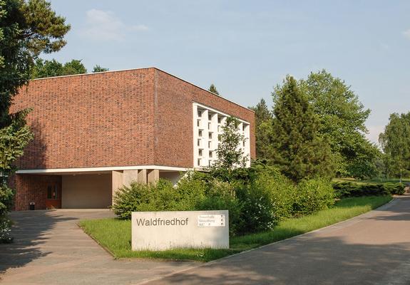 Der Waldfriedhof wurde am 3. November 1970 mit der ersten Urnenbeisetzung eröffnet. In diesem Jahr hat er 50-jähriges Jubiläum