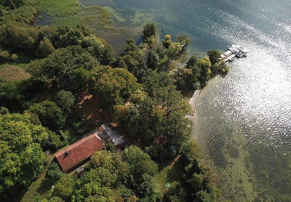 Nun ist nach wiederholter Ausschreibung ein neuer Betreiber gefunden. Von April bis Oktober, ausnahmsweise auch in anderen Monaten, kann die Insel besucht werden.