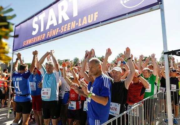 Mit den Streckenabschnitten entlang der zahlreichen Gewässer ist der Schweriner Fünf-Seen-Lauf ein Highlight im Kalender vieler Laufsportler.