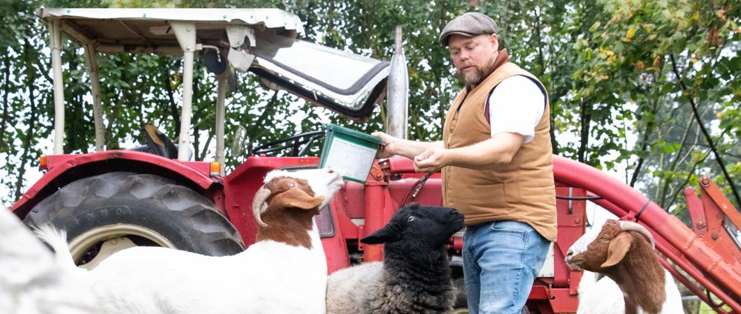 Früh morgens ab 5 Uhr sitzt Stefan Kuna im NDR 1 Radio MV Studio am Mikrofon und weckt schon mal die Menschen in Mecklenburg und Vorpommern.