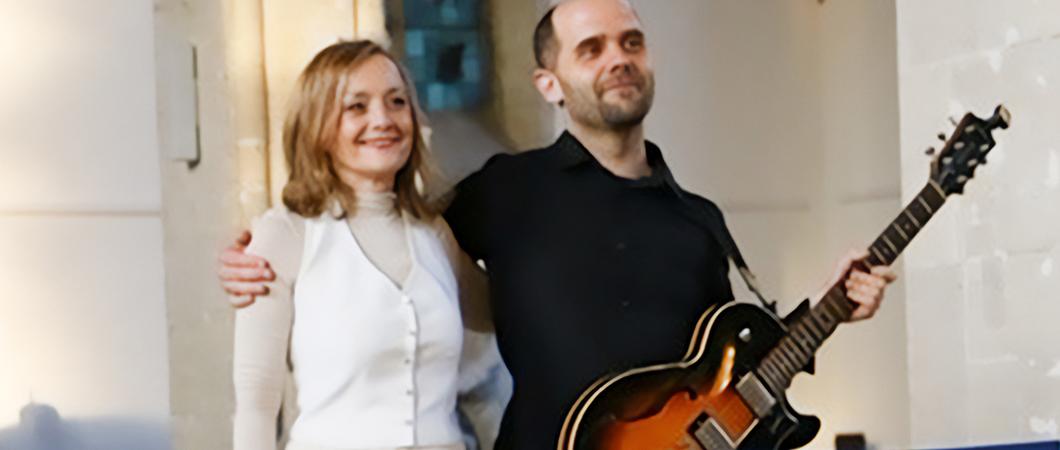 Die Berliner Künstler Reinhild Kuhn und Thomas Holzhausen begeistern ihr Publikum mit ihrem musikalischen Können und der Bandbreite ihres Repertoires, Foto: Rainer Schubert