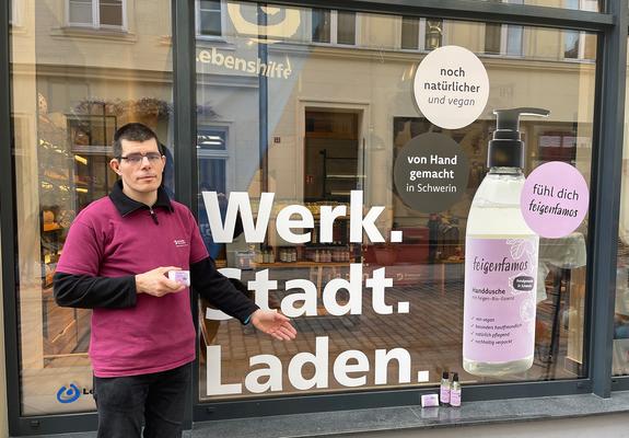 Reimund Tredup vom inklusiven Laden-Team stellt den Kundinnen und Kunden gern die neue Seifenkollektion vor, Fotos: Dreescher Werkstätten