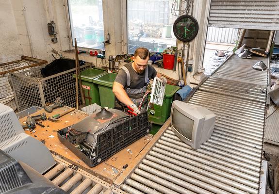 Die P&T Recyclinggesellschaft Schwerin mbH ist ein bekanntes Unternehmen, das mit der Schweriner Abfallentsorgungs- und Straßen- reinigungsgesellschaft mbH (SAS) verschmolzen ist. P&T ist jetzt der SAS- Betriebsteil Service und Technik.