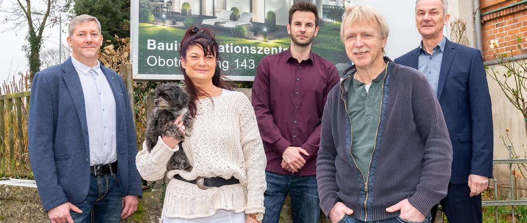 Das eingespielte Team im Bauinformationszentrum in Schwerin (v.l.): Mike Haupert Kerstin Rössler mit Hündin Bea, Kevin Schulz, Stefan Rüchel und Norbert Schulz