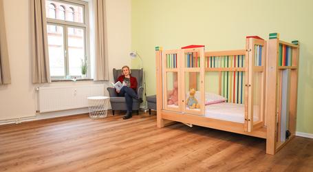 Katharina Schulert, Flügelchen-Koodinatorin für MV in einem der Kinderzimmer des Nestes, wo schwerkranke Kinder auf Zeit wohnen und intensive Pflege bekommen