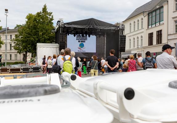 Die weißen Rollcontainer stehen bei Veranstaltungen unauffällig im Hintergrund und sind trotzdem schnell erreichbar, Fotos: maxpress/srk