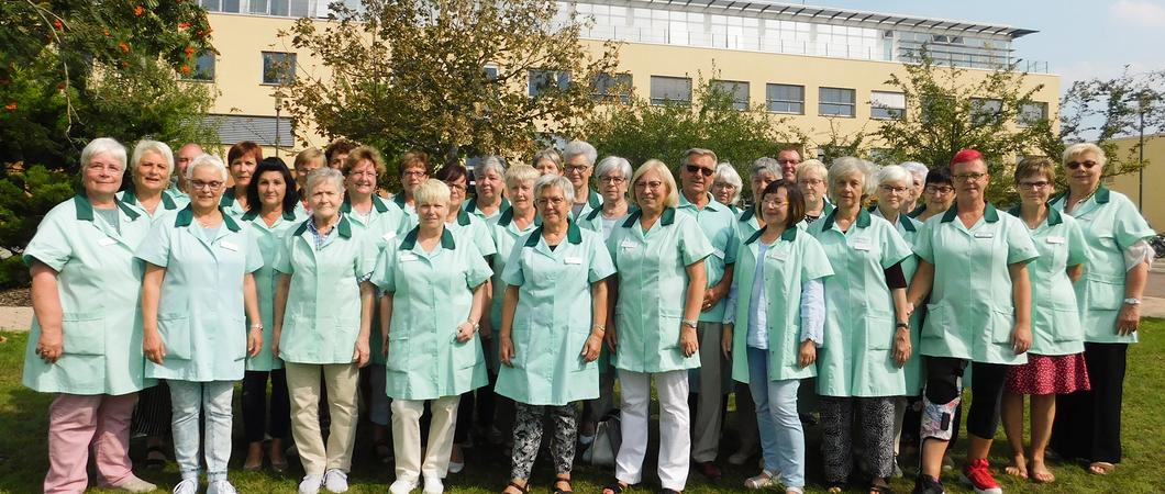 Seit 30 Jahren sind die Grünen Damen und Herren in Schwerin aktiv. Zwei Jahre nach der Gründung folgte der erste Einsatz im damaligen Medizinischen Zentrum. Die Grünen Damen und Herren sind aus dem Alltag der Helios Kliniken Schwerin nicht wegzudenken.