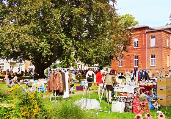 Der heiß ersehnte Flohmarkt am Lewenberg geht in die nächste Runde. Am Sonntag, den 17. Juli, kann von 10 bis 16 Uhr wieder um die Wette gestöbert, gehandelt und gefeilscht werden