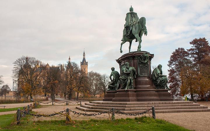 Skulptur-Denkmal Reiterstandbild-Schlossgarten-Schwerin c maxpress content 1